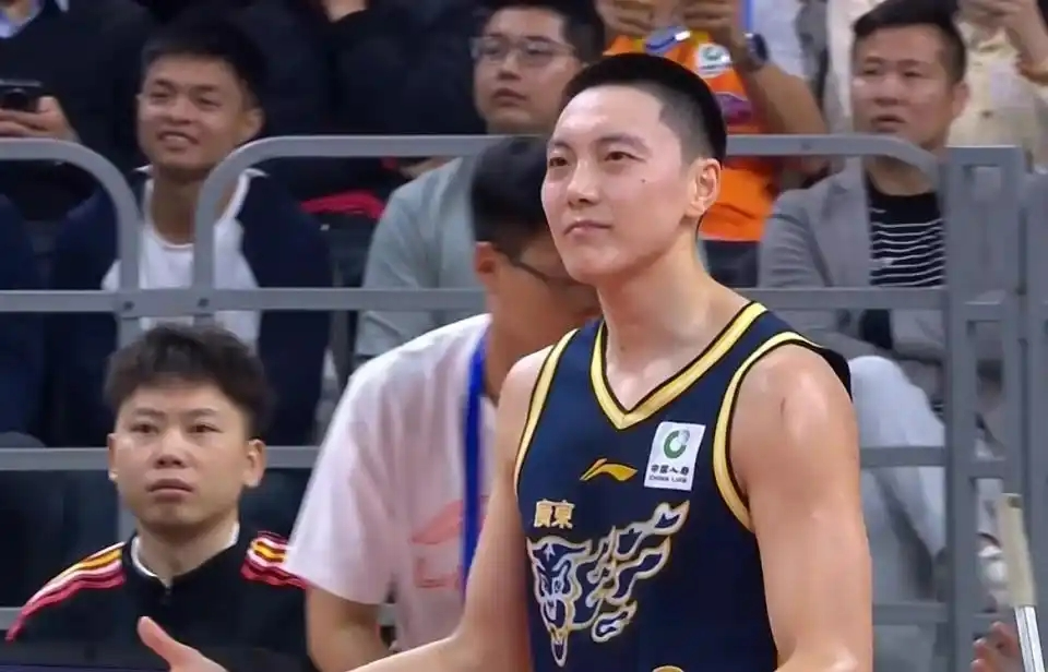 韦德体育网址-广东主场遭40分血洗!全队三分35中5+17失误,胡明轩徐杰16中1