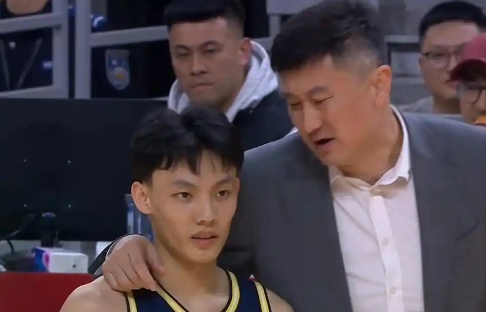 韦德体育网址-广东主场遭40分血洗!全队三分35中5+17失误,胡明轩徐杰16中1